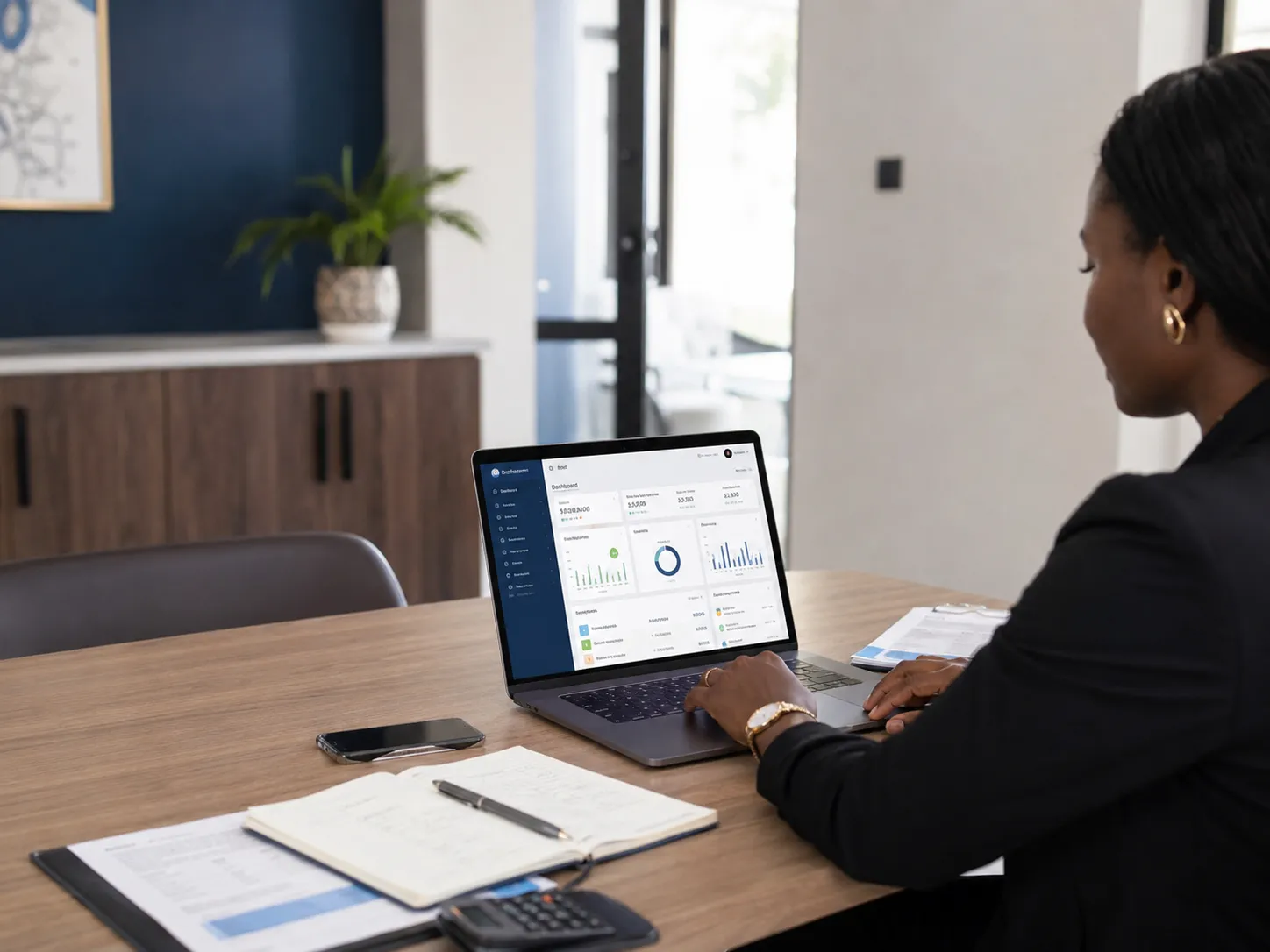 Une professionnelle utilise le tableau de bord OndeChoc Business sur son ordinateur.